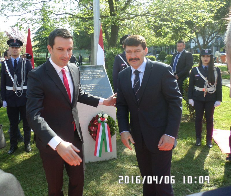 A Hunyadi Janos emlektabalt Ader Janos koztarsasagi elnok avatta fel Tirana fopolgarmesterevel.jpg